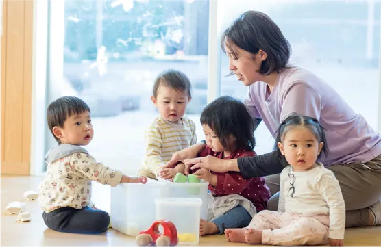 子どもたちとおもちゃであそぶ様子