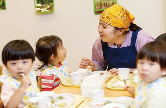 子どもたちとご飯を食べる様子