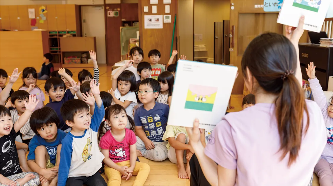 みんなに読み聞かせをする先生の様子
