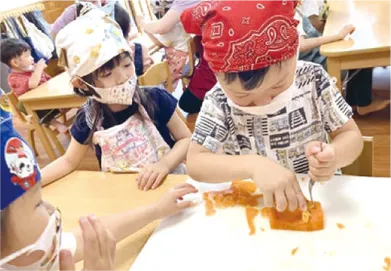 料理に挑戦する子ども