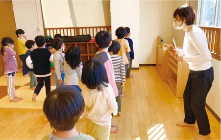 2人で一緒に絵本を読む子ども2