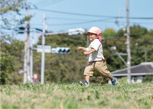 子どもが走り回っている様子