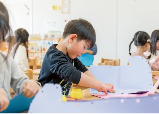 子どもが工作に取り組んでいる様子