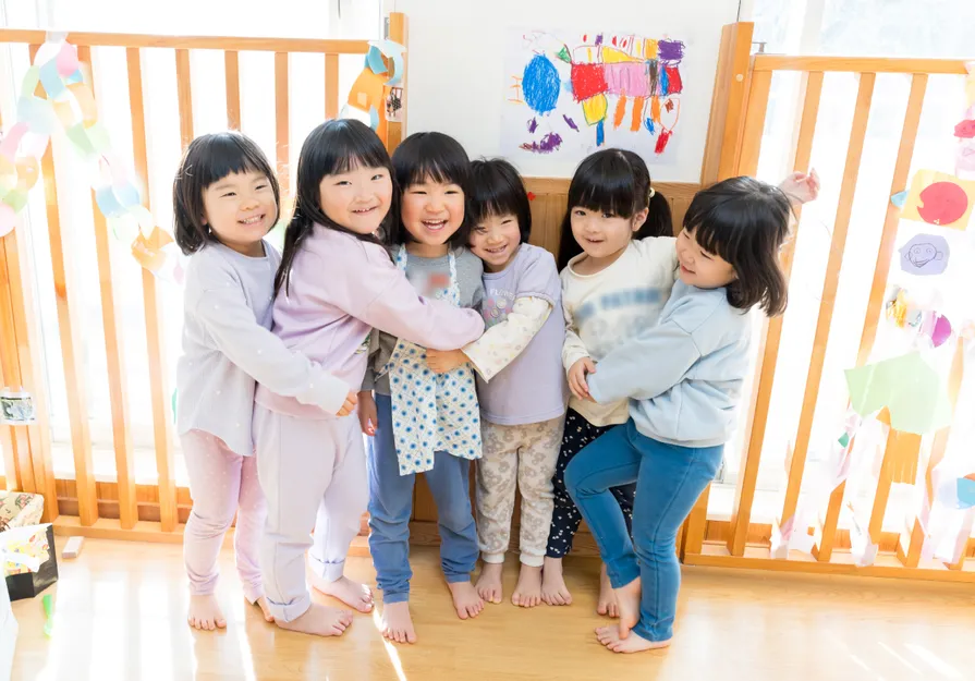 子どもたちがぎゅーしている様子