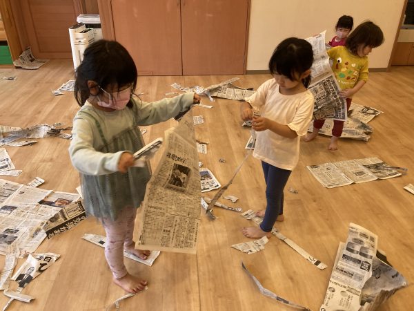 たいよう組　新聞紙遊び