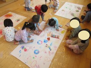 大きな紙にお絵描き！！