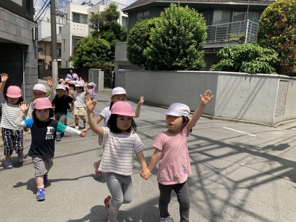 【きいろ・おれんじ組】お散歩へレッツゴ～♪