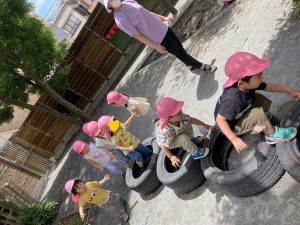 タイヤの橋だ～♪
