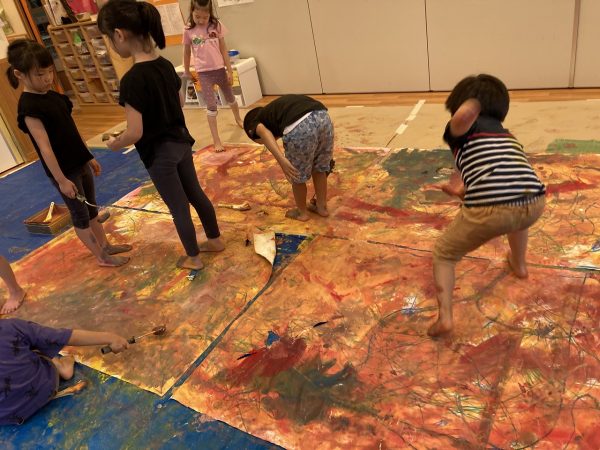 【あか組】造形教室：大きな紙いっぱいに・・・♪