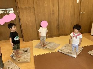 新聞紙で遊んだよ！