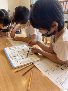 真剣な表情をしてます。