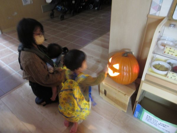 【ハロウィン】カボチャをくりぬこう！