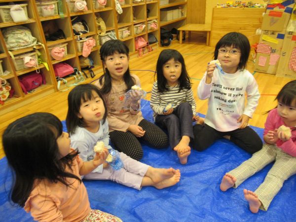 【幼児クラス】遠足ごっこ！みんなでおやつを食べよう♪