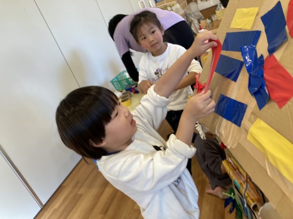 【おれんじ組】≪造形教室≫大きな段ボールハウスを作ろう！