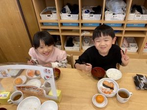 食事の様子をパシャリ♫