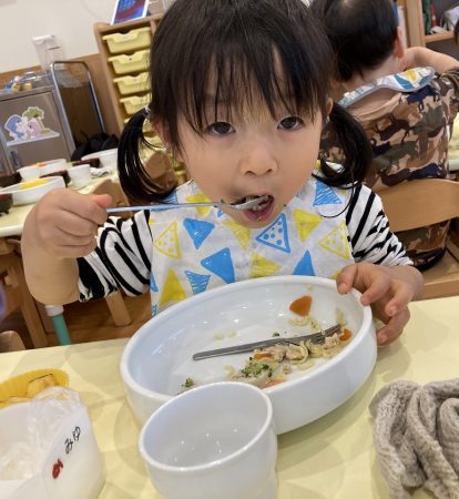 【わかば組】モリモリ食べて、「おいしいね♪」
