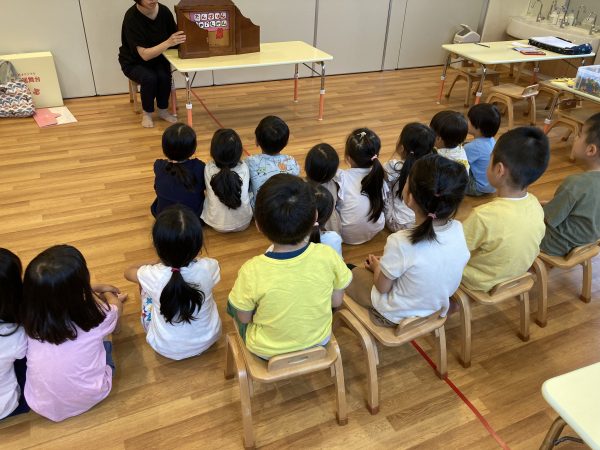 【あか組】絵本屋さんが来たよ