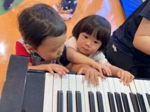 ピアノの音に合わせて