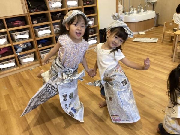 新聞紙で遊んだよ♪
