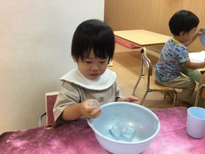 ひんやり氷遊び！