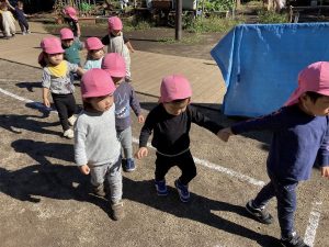みんなで手を繋いで！