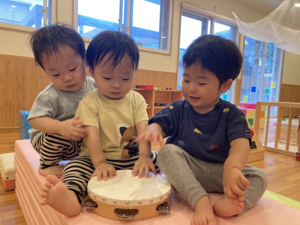 【乳児クラス】様々なものへの興味♪