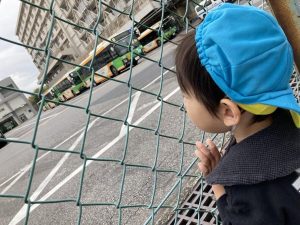 歩いてバス停へ！