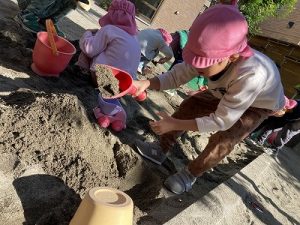園庭あそび☆彡様々なイメージを膨らませ