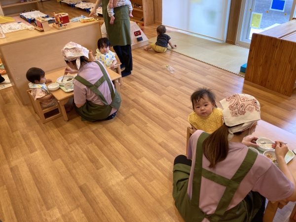 【給食】あお組さん（0歳児クラス）の食事風景