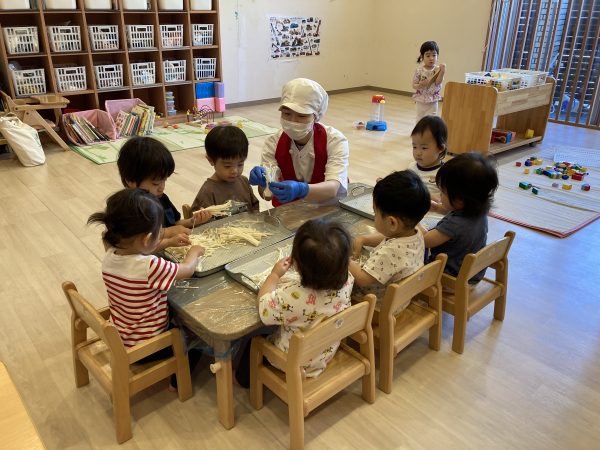 【1歳児・2歳児】食育・きのこ割き