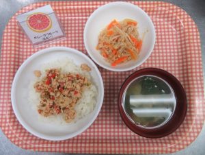 【給食】世界の料理「ガパオライス、ヤムウンセン」
