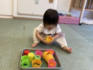カラフルな氷に興味津々！