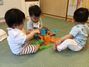 感触あそび「お花紙」