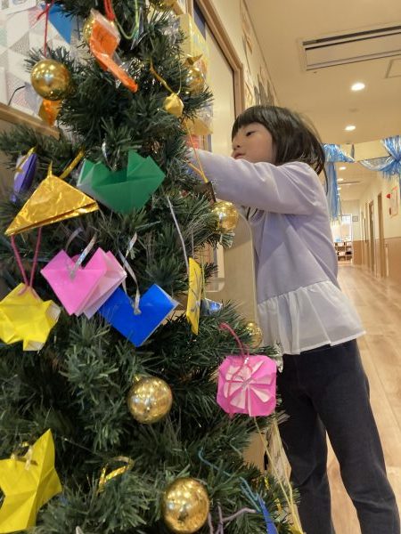 【あか組】クリスマスツリーに手作りオーナメント