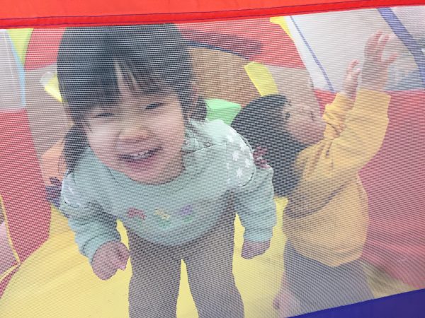 風が冷たい日は保育室で・・・