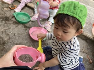 砂遊びに夢中♪