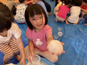 吸水ポリマーで感触遊び
