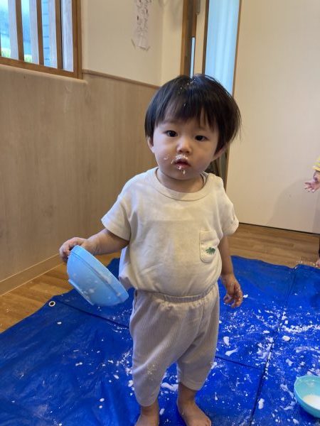 片栗粉で感触遊びをしたよ♪