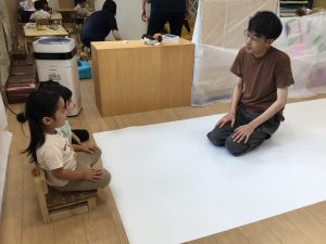 大きな紙に絵の具いーっぱい！