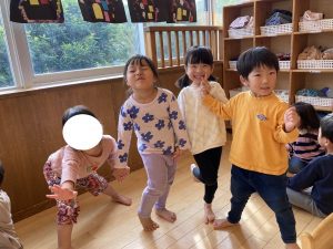 チームで力を合わせてボール運び競争☆
