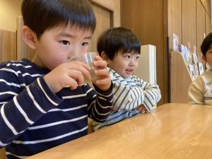 三歳児食育～野菜色水当てクイズ！～