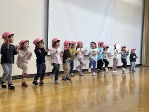 3歳児クラス～体育館で発表会ごっこ～