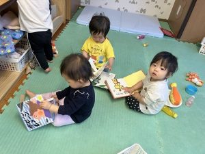 お友だちと絵本