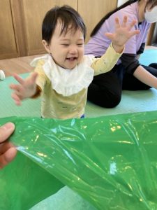 カラフルトンネル遊び～０歳児～