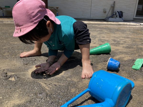 【おれんじ組】水遊び、泥遊び楽しんでいます！
