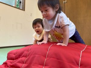 マット運動遊び～０歳児～