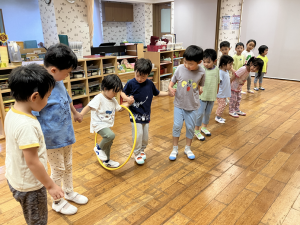 フラフープで協力してあそんだよ