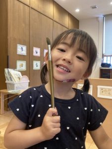 氷に絵の具で色をつけたよ！！