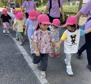 手を繋いで仲良くお散歩をしたよ