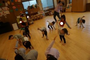 ダンス教室 ボール送り 東京都23区の認可保育園 にじのいるか保育園